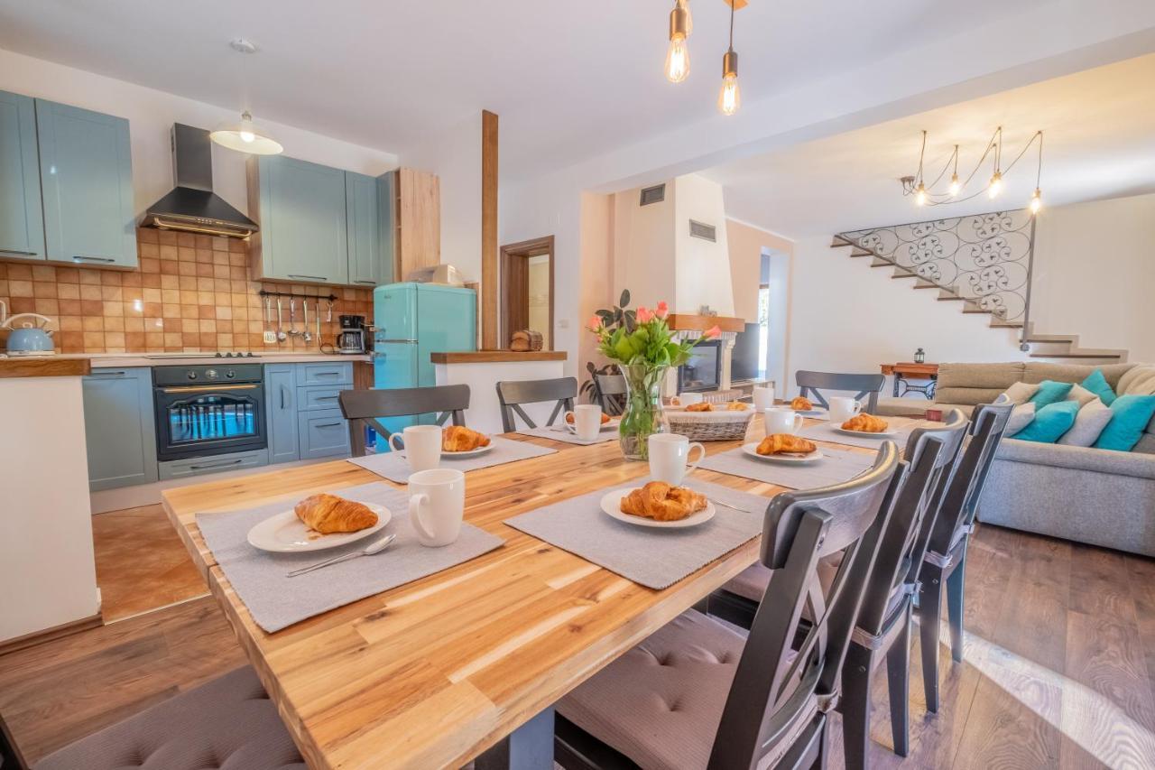 Amazing 4 Bedroom Villa With Swimming Pool And Wifi, Family Frendly Tribalj  Экстерьер фото
