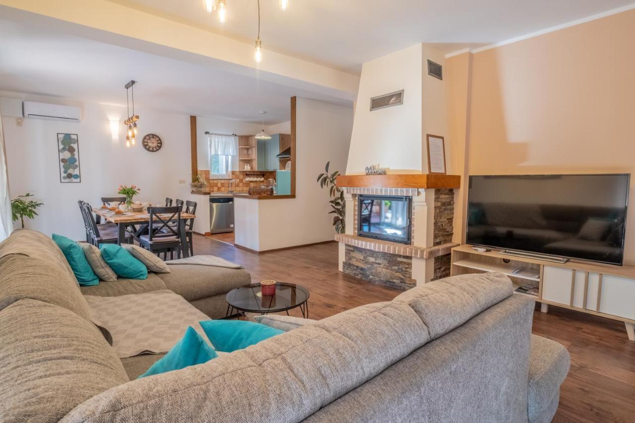 Amazing 4 Bedroom Villa With Swimming Pool And Wifi, Family Frendly Tribalj  Экстерьер фото